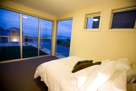 Aloha Beachfront Port Fairy - St Kilda Accommodation 4