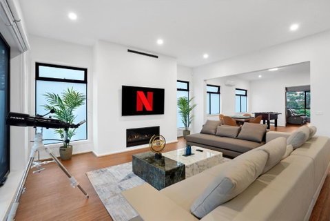 Amazing Backyard - MAX Entertain Beachside Retreat - St Kilda Accommodation 1