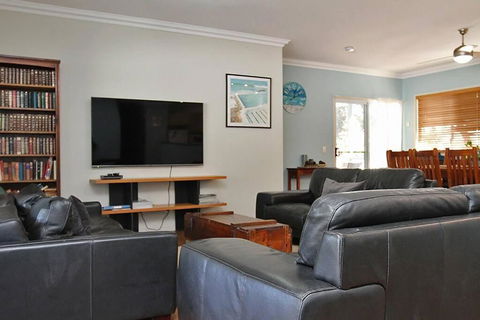 AMITY PINES - St Kilda Accommodation 2