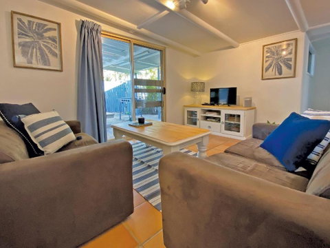 AMITY POINT WATERFRONT CABINS- TAMDHU - St Kilda Accommodation 2