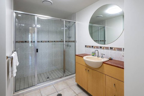 An Adorable Apartment On Abbott - Stunning Views - St Kilda Accommodation 1