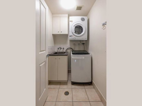 An Adorable Apartment On Abbott - Stunning Views - St Kilda Accommodation 4