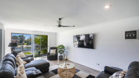 Anchorage Waterfront Unit In Yamba - St Kilda Accommodation 3