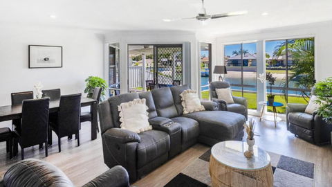 Anchorage Waterfront Unit In Yamba - St Kilda Accommodation 2
