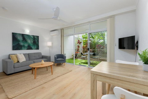 Apartment 4 At Palm Villas - St Kilda Accommodation 0