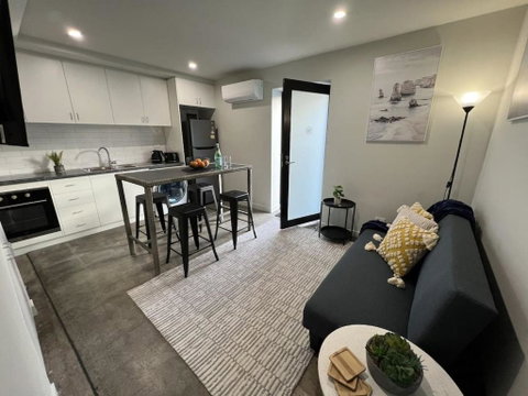Apt With Aircon & Loft Bedroom Great Location - St Kilda Accommodation 1