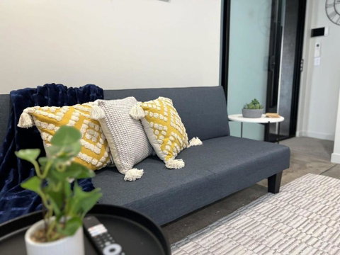 Apt With Aircon & Loft Bedroom Great Location - St Kilda Accommodation 2