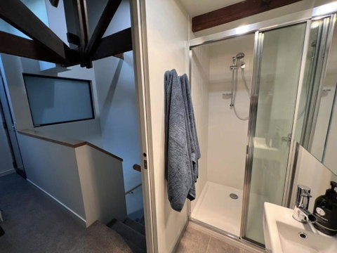 Apt With Aircon & Loft Bedroom Great Location - St Kilda Accommodation 4