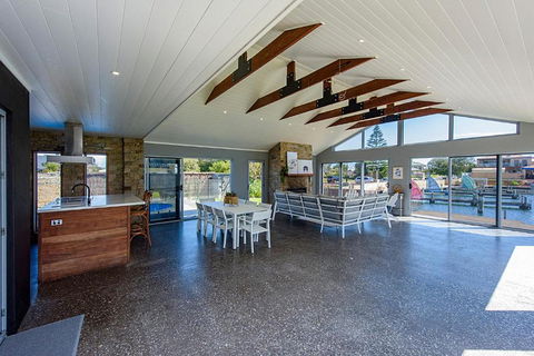Aqua Tides- Family Home With Pool - St Kilda Accommodation 4
