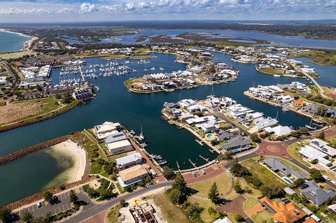 Aqua Tides- Family Home With Pool - St Kilda Accommodation 3