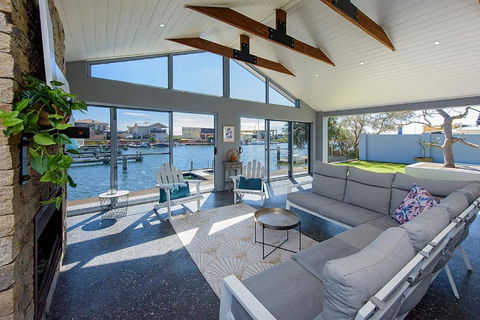 Aqua Tides- Family Home With Pool - St Kilda Accommodation 2