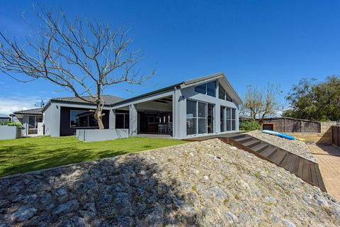 Aqua Tides- Family Home With Pool - St Kilda Accommodation 1