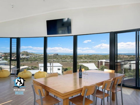 Architect Designed Beach House With Sweeping Views - St Kilda Accommodation 3