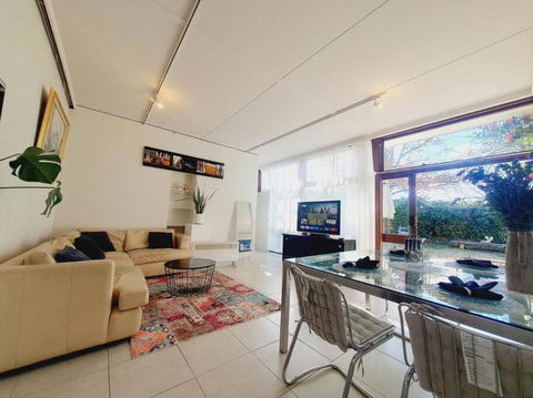 Architectural Bright Open 2B&1B Home With A Private Garden At Yarralumla - St Kilda Accommodation 3