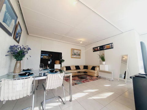 Architectural Bright Open 2B&1B Home With A Private Garden At Yarralumla - St Kilda Accommodation 4