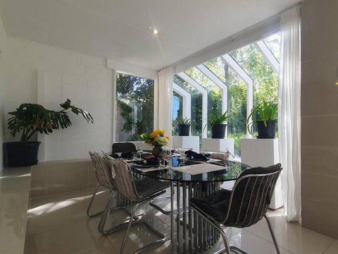 Architectural Comfy 2B&2B Home With A Garden View Close To A Lake And Yarralumla Shopping Centre - St Kilda Accommodation 3