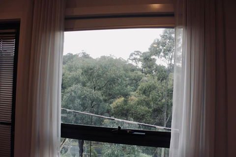 Architectural Crisp & Convenient Location - St Kilda Accommodation 1