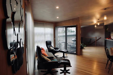 Architectural Crisp & Convenient Location - St Kilda Accommodation 2