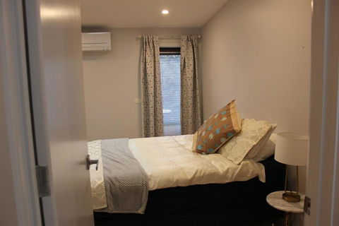 Architectural Crisp & Convenient Location - St Kilda Accommodation 4
