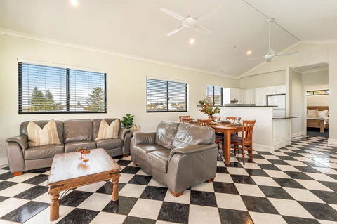 Arcoola 1 - Overlooking Main Beach - St Kilda Accommodation 4