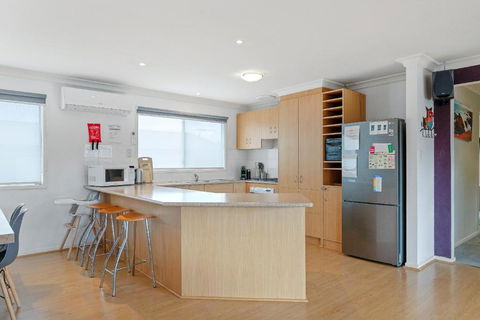 Area 51 By Ready Set Stay - BYO LINEN & TOWELS - St Kilda Accommodation 2