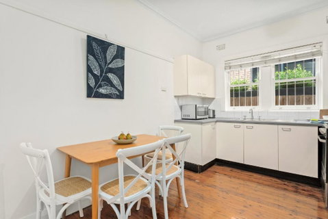 Art Deco Coastal Living, Minutes To The Sand - St Kilda Accommodation 3