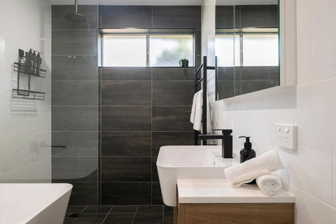 Artful Abode - Duntryleague, Vibrant Decor - St Kilda Accommodation 2