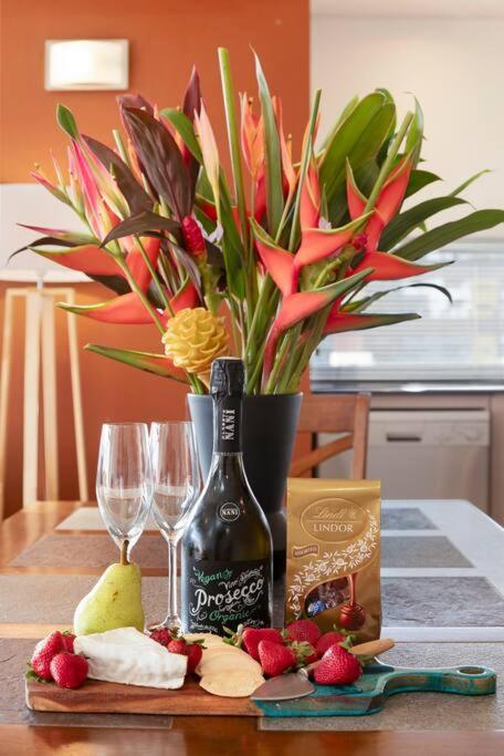 Artistic City Escape With Balcony And Parking - St Kilda Accommodation 2