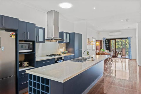 Artistic Queenslander With Park Views - Near City! - St Kilda Accommodation 2