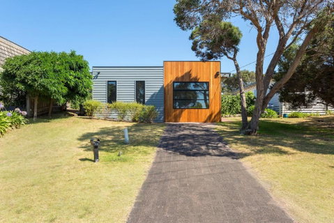 At Agnes Ave: Coastal Views - St Kilda Accommodation 1