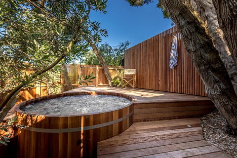 Aura Hot Tub Retreat - Unique Cedar Hot Tub Experience, 650m To Tyrone Foreshore - St Kilda Accommodation 0