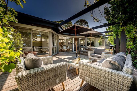 Aura Hot Tub Retreat - Unique Cedar Hot Tub Experience, 650m To Tyrone Foreshore - St Kilda Accommodation 2