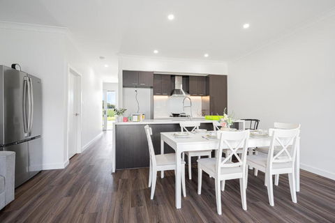 Austral Warm 4br House With Parking&WiFi - St Kilda Accommodation 1