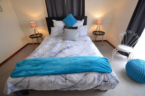 Ayres Rocks - St Kilda Accommodation 4