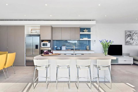Azure Bliss Luxe With Water Views Walk To Beach - St Kilda Accommodation 2