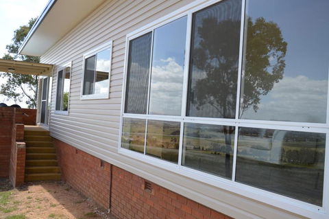 BATHURST GOLDFIELDS RESIDENCE On MOUNT PANORAMA - St Kilda Accommodation 3