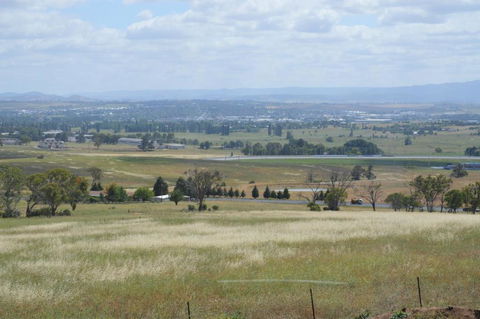 BATHURST GOLDFIELDS RESIDENCE On MOUNT PANORAMA - St Kilda Accommodation 4