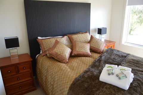 BATHURST GOLDFIELDS RESIDENCE On MOUNT PANORAMA - St Kilda Accommodation 0