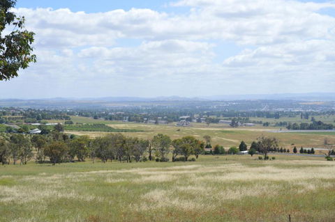 BATHURST GOLDFIELDS RESIDENCE On MOUNT PANORAMA - St Kilda Accommodation 1