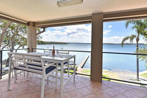 Baywatch Waterfront Lake Retreat With Private Jetty At Silverwater Lake Macqaurie - St Kilda Accommodation 3