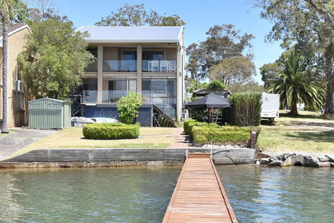 Baywatch Waterfront Lake Retreat With Private Jetty At Silverwater Lake Macqaurie - St Kilda Accommodation 2