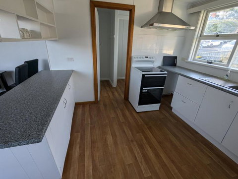 Bayley 1 - Walk To City From 2 Bedroom Apartment With City And Mountain Views - St Kilda Accommodation 2