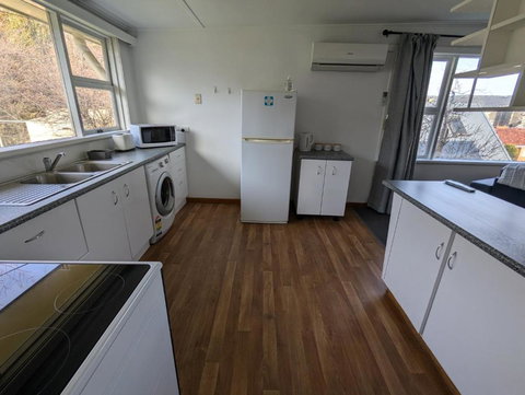 Bayley 1 - Walk To City From 2 Bedroom Apartment With City And Mountain Views - St Kilda Accommodation 3