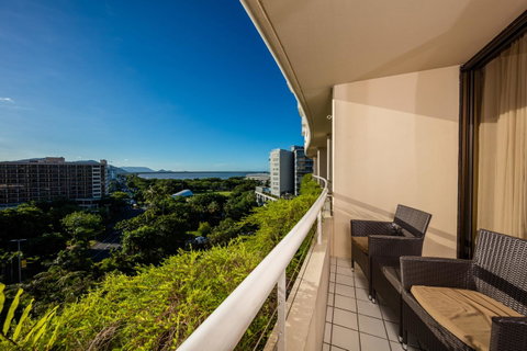 Hilton Cairns - St Kilda Accommodation 27