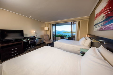 Hilton Cairns - St Kilda Accommodation 6