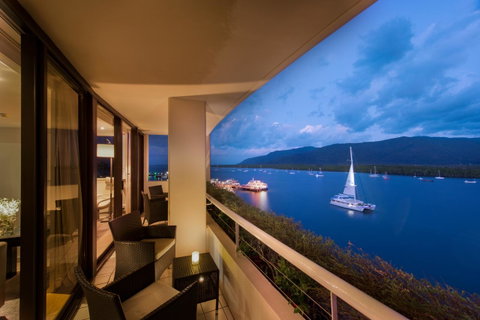 Hilton Cairns - St Kilda Accommodation 20
