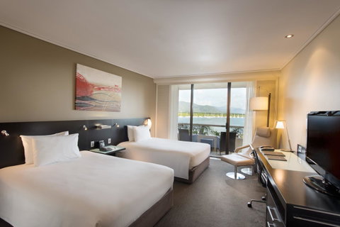 Hilton Cairns - St Kilda Accommodation 1