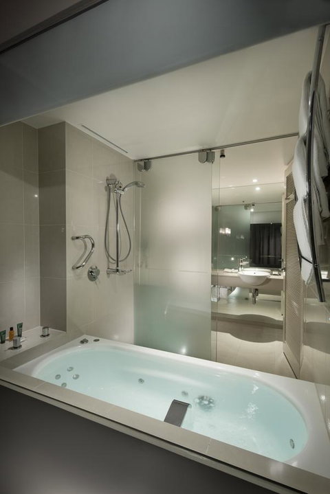 Hilton Cairns - St Kilda Accommodation 4