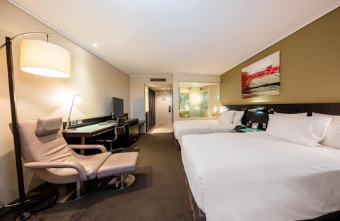 Hilton Cairns - St Kilda Accommodation 11