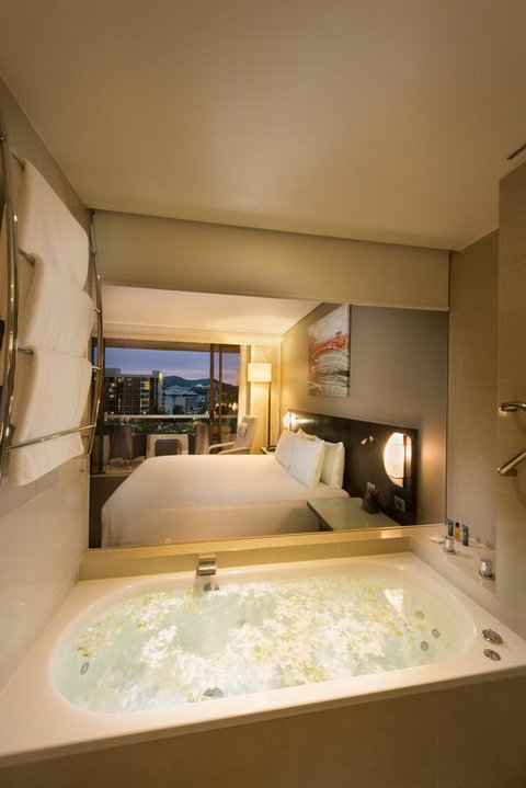 Hilton Cairns - St Kilda Accommodation 22